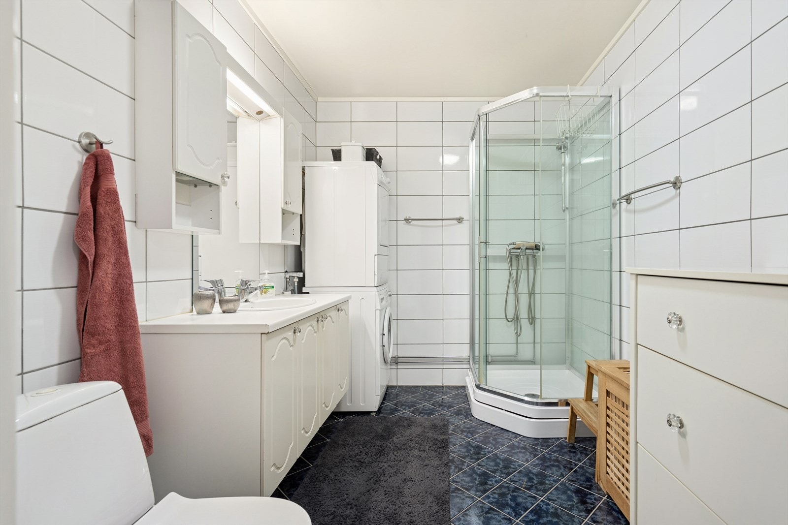 Pent flislagt bad med behagelige varmekabler på gulv. Galleribilde