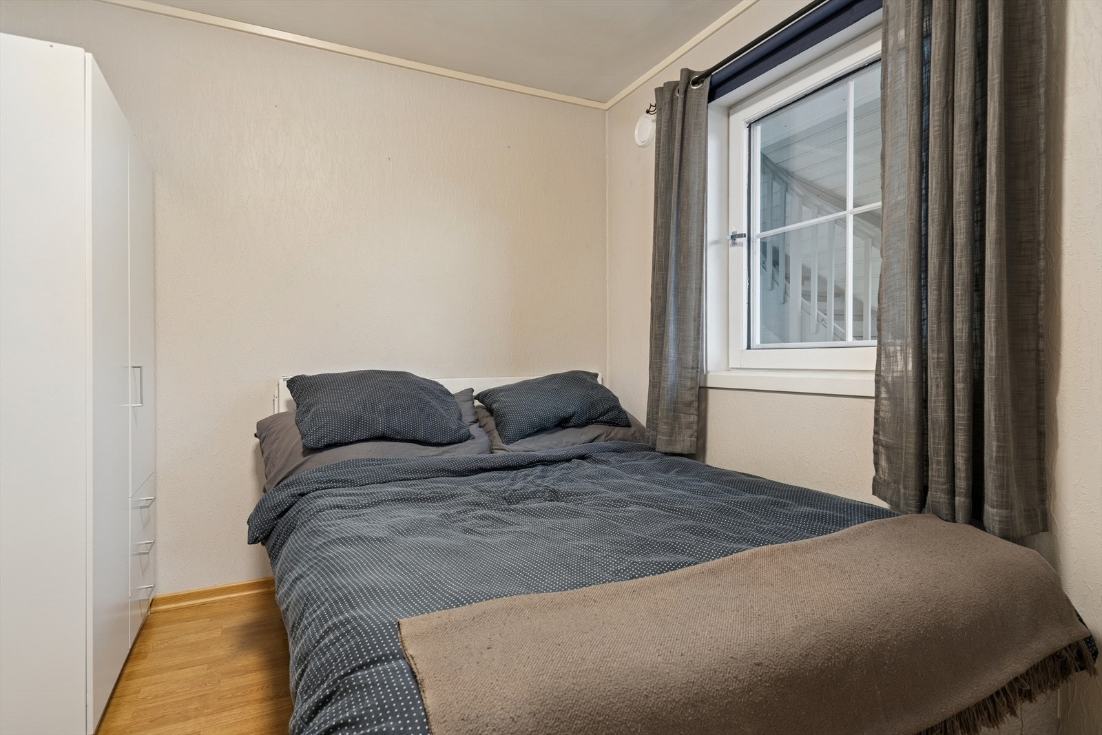 Soverom 2 av fin størrelse med plass til seng, garderobe og nattbord. Galleribilde