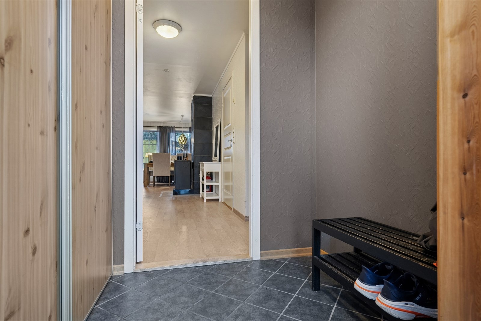 Entré med plassbygget skyvedørsgarderobe. Galleribilde