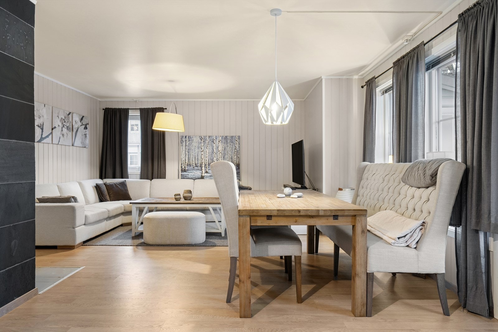 Vindusflater i to himmelretning som gir godt med naturlig lysinnslipp. Galleribilde