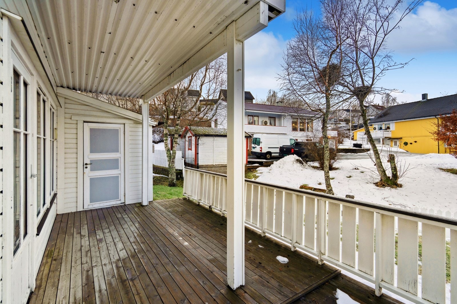 Fra stuen er det videre utgang til en flott overbygget terrasse. Galleribilde