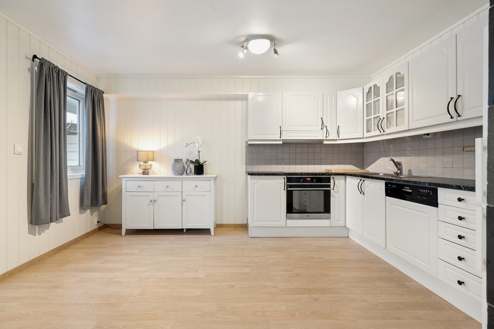 Kjøkken med fin utforming og godt med plass rundt seg. Godt mulig å plassere spise seksjon nærmere kjøkken. Galleribilde