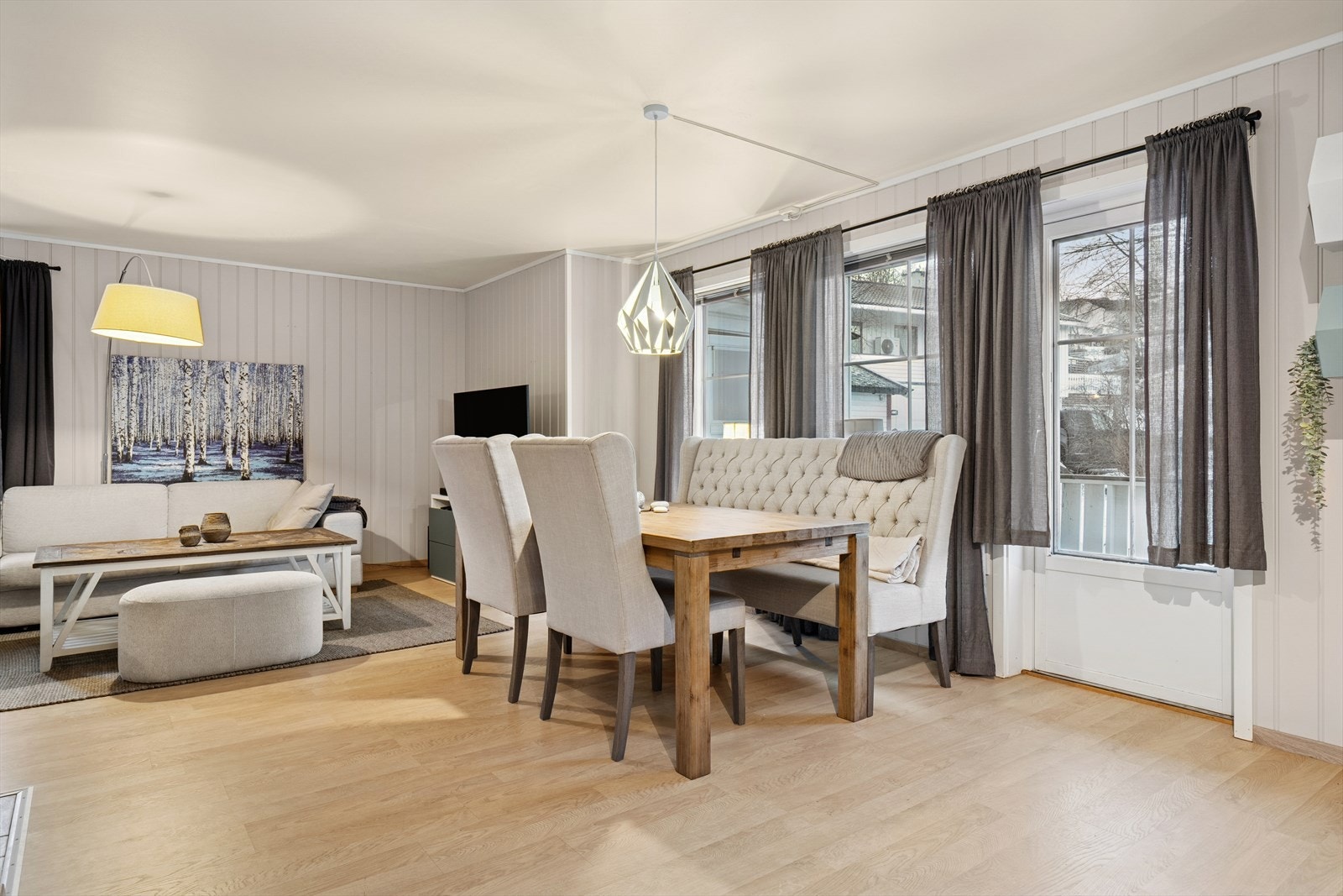 Stuen har en størrelse som er over gjennomsnittet for 3-romsleiligheter. Galleribilde