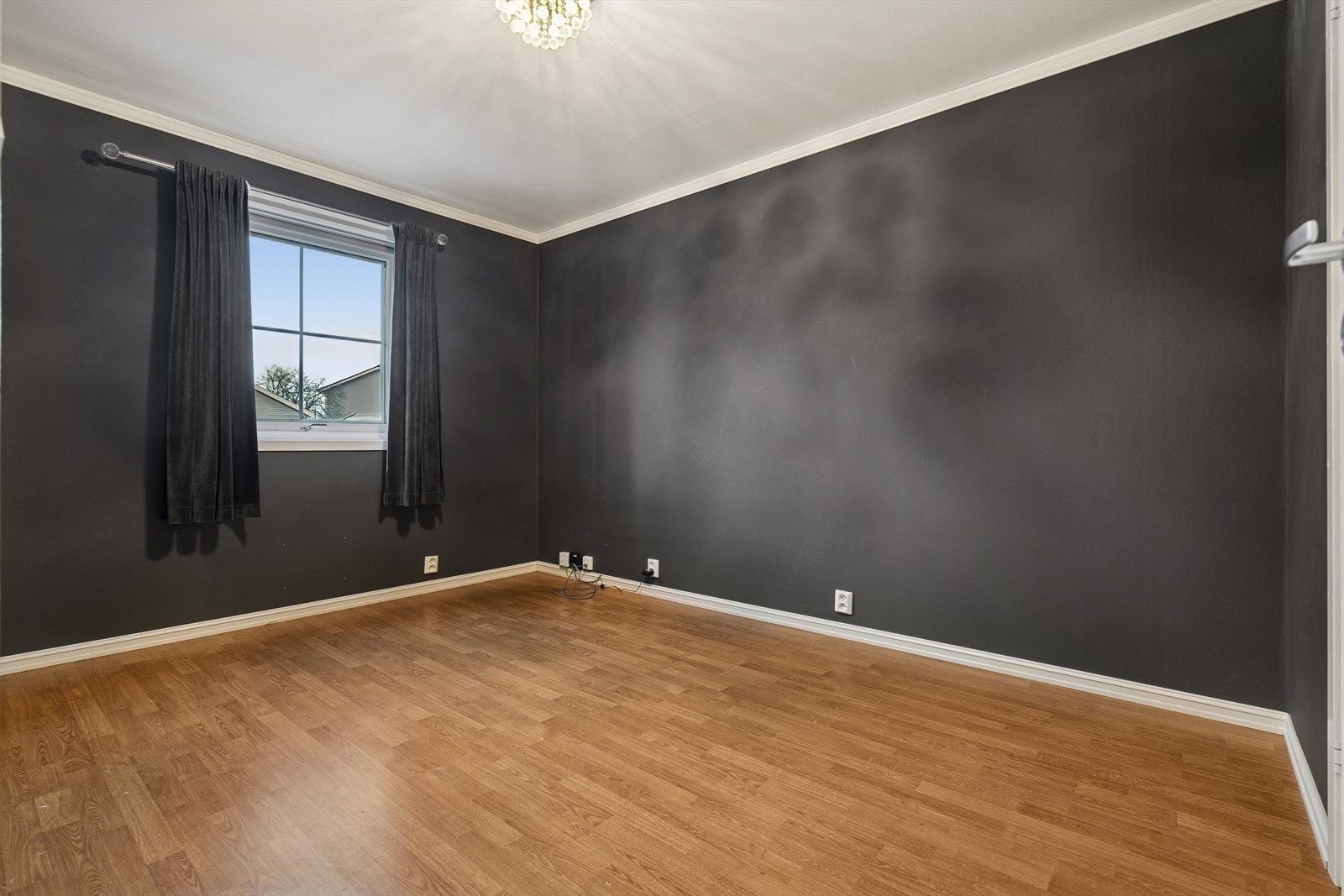 Hovedsoverom/Soverom 1 er av stor størrelse med walk-in/bod like ved. Galleribilde