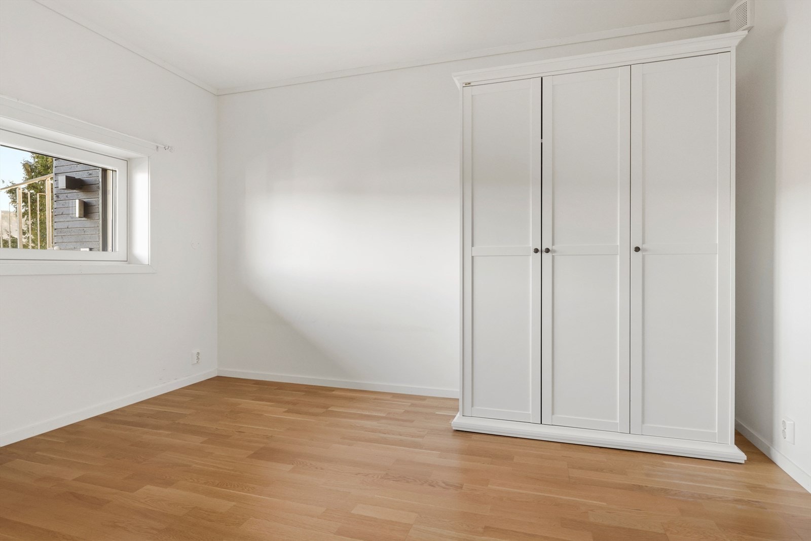 Soverom 1 med garderobeskap og bod/teknisk rom Galleribilde