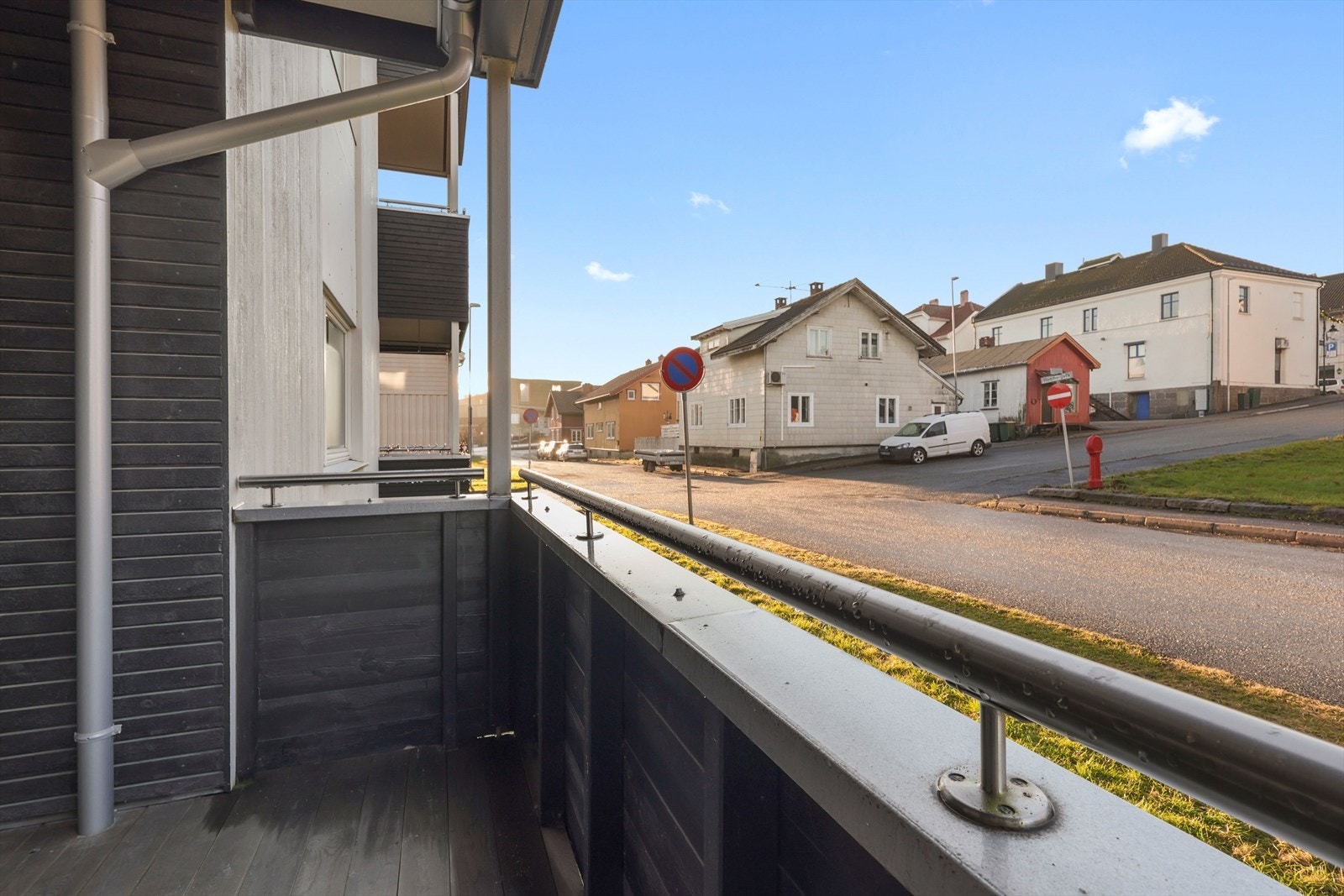 Beliggende i en stille sidegate midt i sentrum med gangavstand til Kiwi og Ekstra Galleribilde