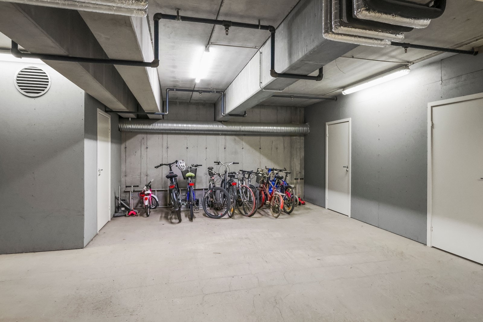 Sykkelparkering i parkeringskjeller Galleribilde