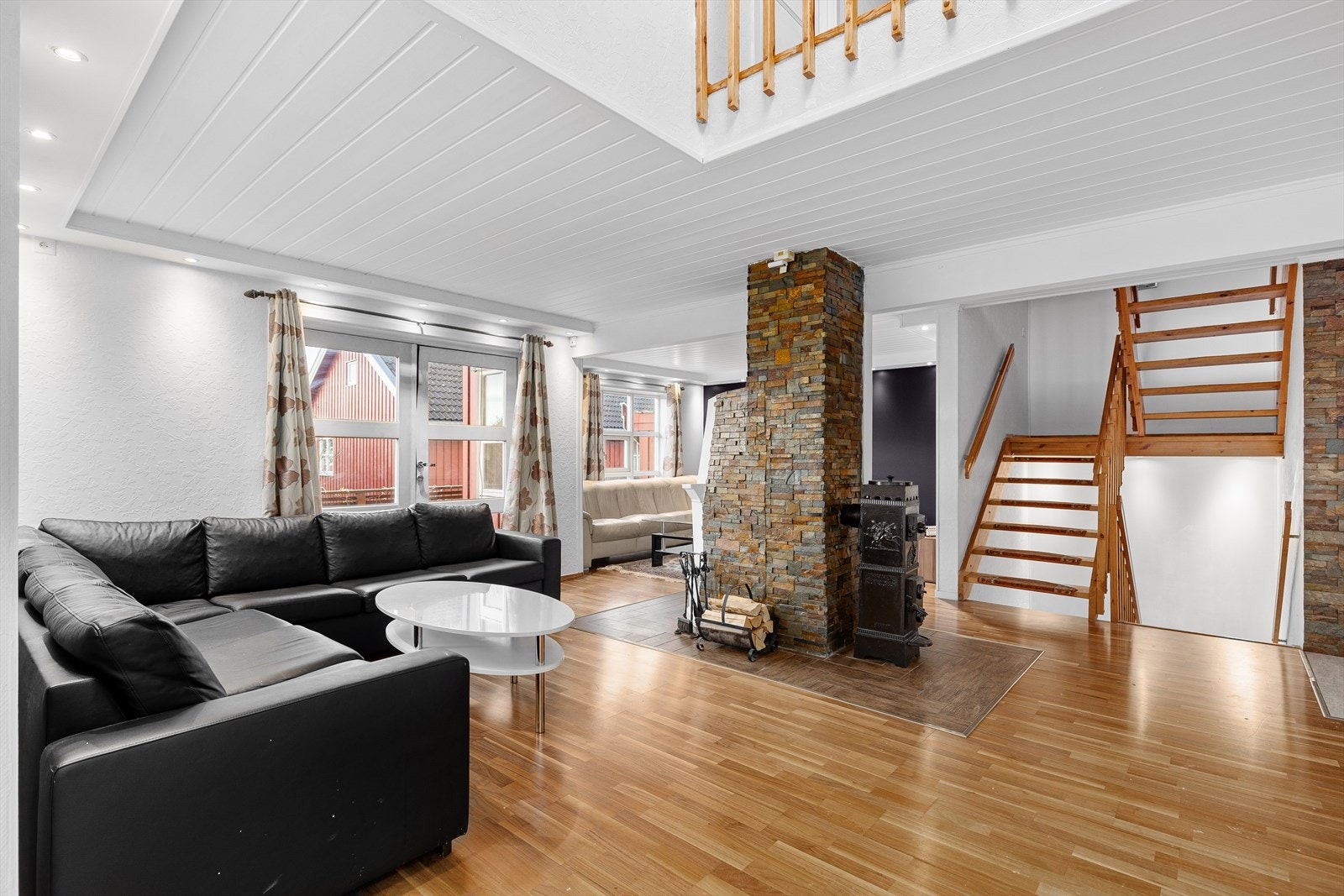 Stuen har flere soner med bl.a. separat TV-stue Galleribilde