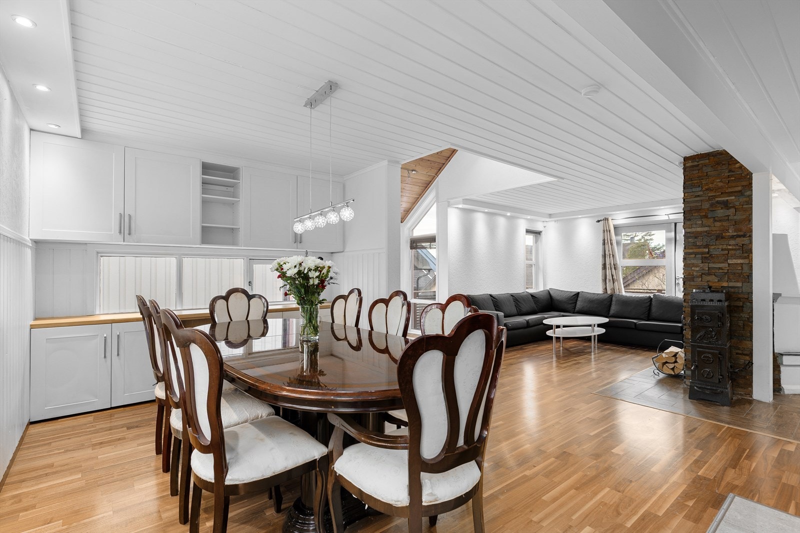 Spisestuen har god lagringsplass i egen innredning Galleribilde