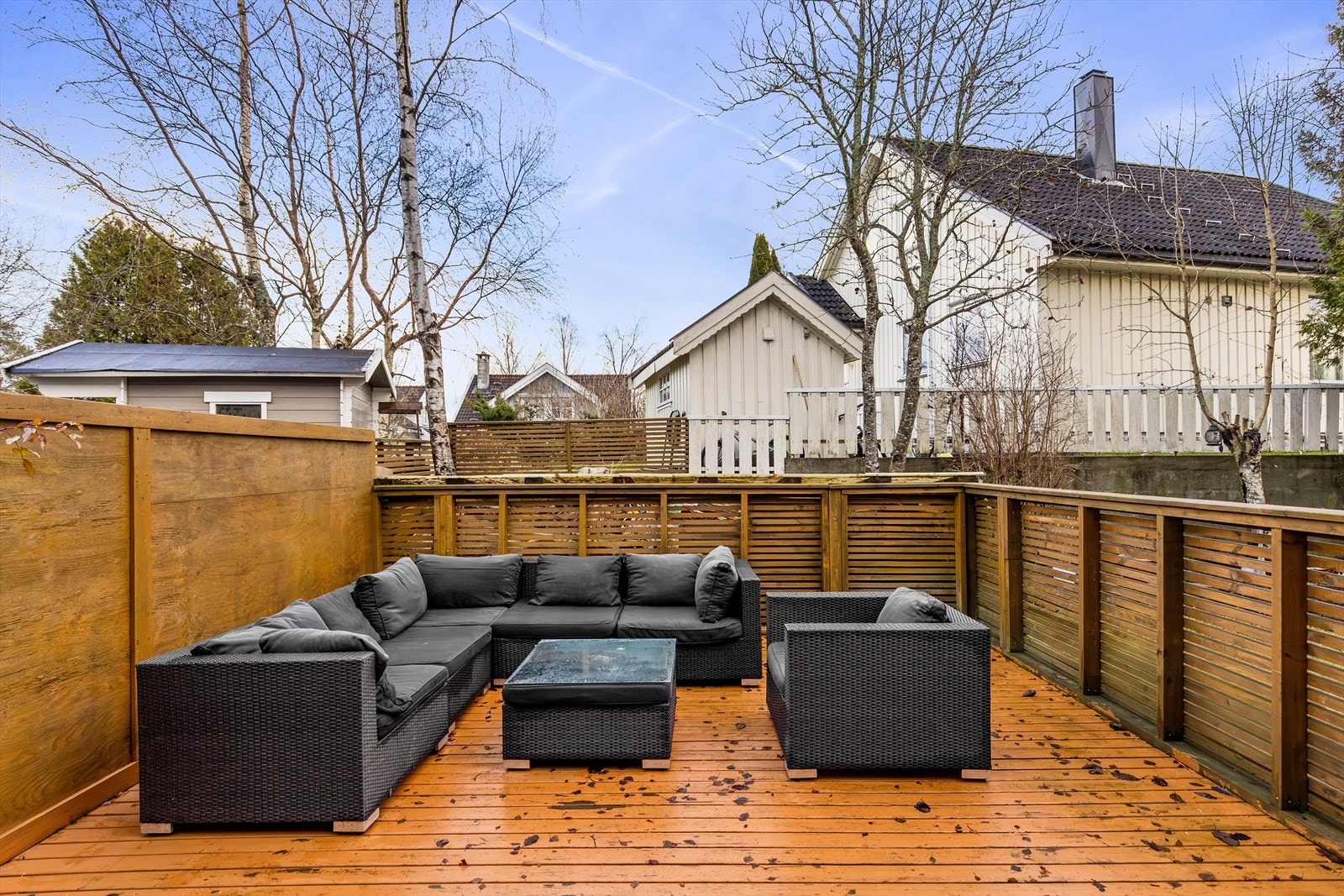 Terrasseplattingen har god plass til utemøbler, grill m.m. Galleribilde