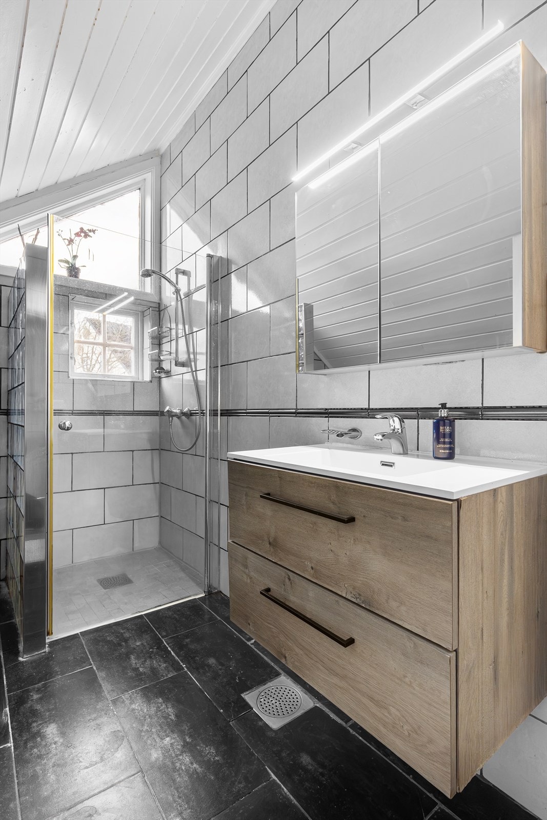 Flislagt baderom oppusset i 2011 Galleribilde