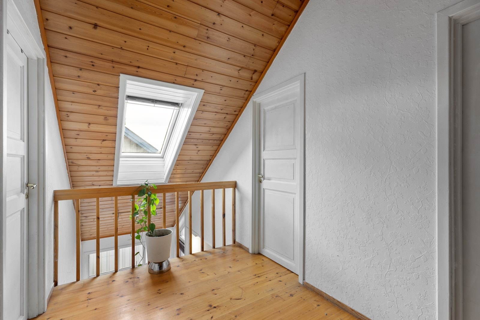 I det du kommer opp i 2 etasje er fortsatt god takhøyde med lysinnslipp fra takvindu. Her er det tilgang 3 soverom + baderom Galleribilde