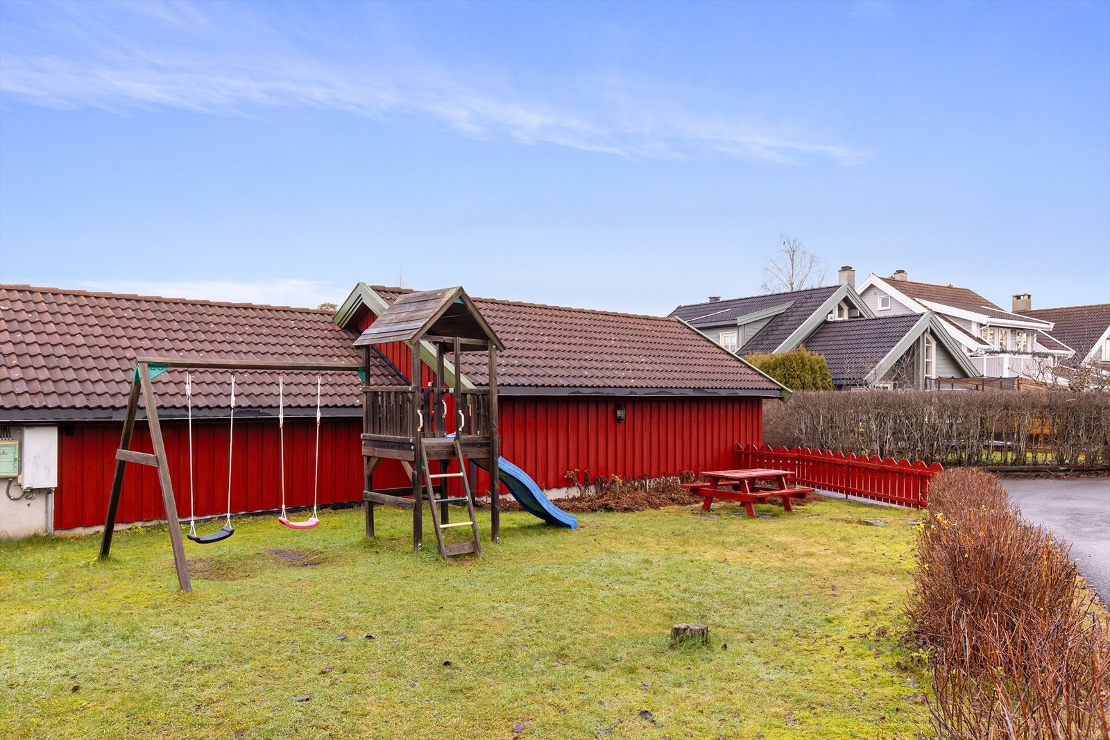 Boligen disponerer adgang til hyggelige fellesområder med bl.a. lekeplass m.m. Galleribilde