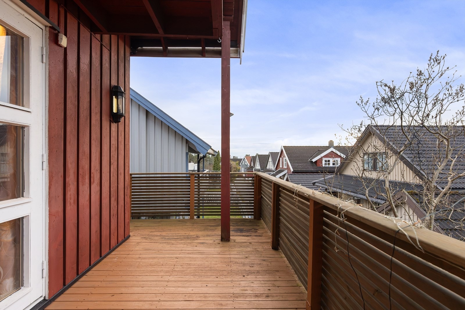 Fra stuen er det utgang til en romslig veranda med plass til utemøbler Galleribilde