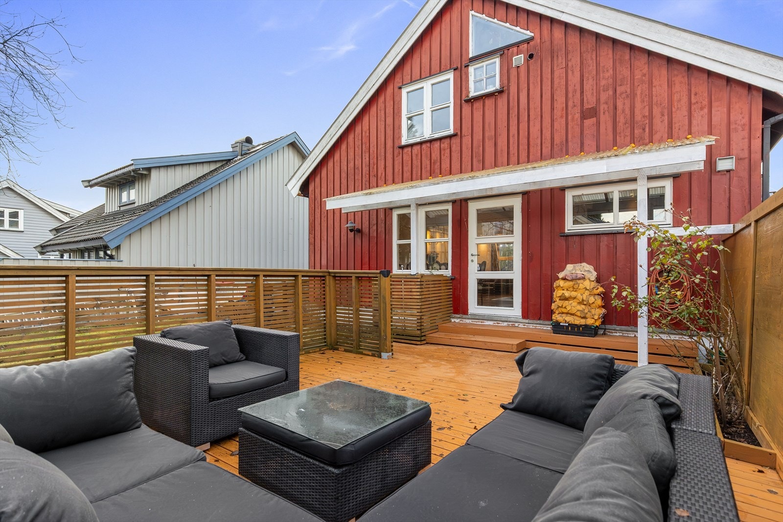 Fra spisestuen er det utgang til en stor terrasse Galleribilde