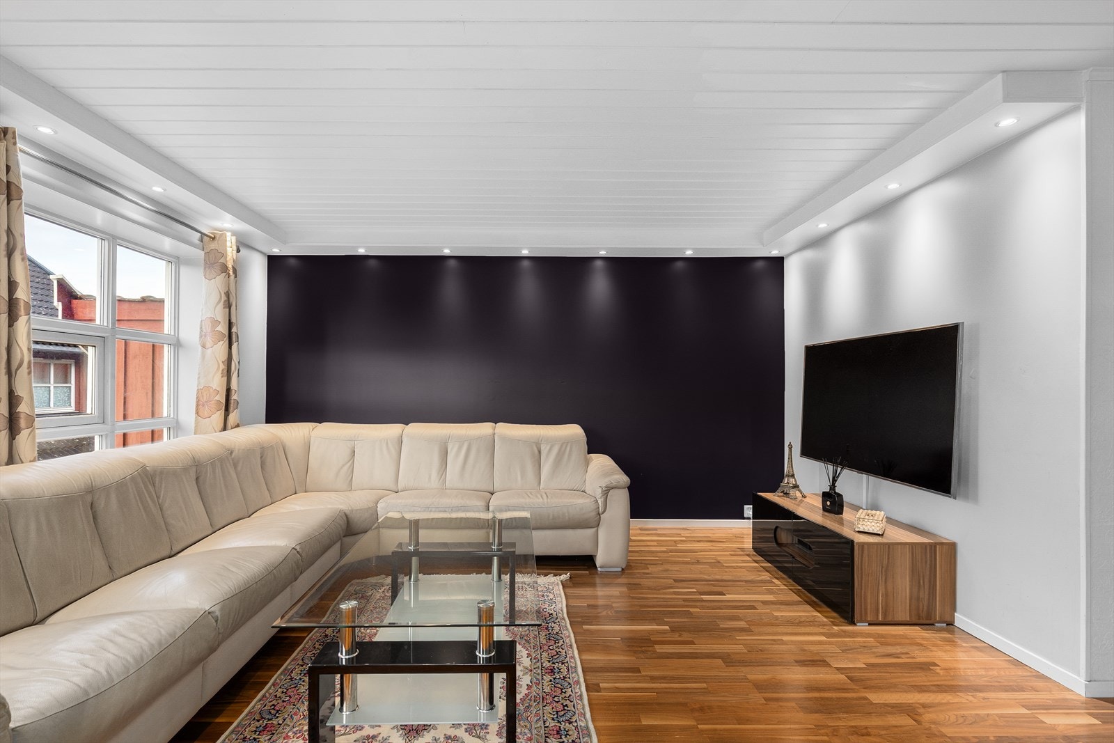 TV-Stuen har god størrelse med plass sofagruppe, bord og tv-møblement Galleribilde