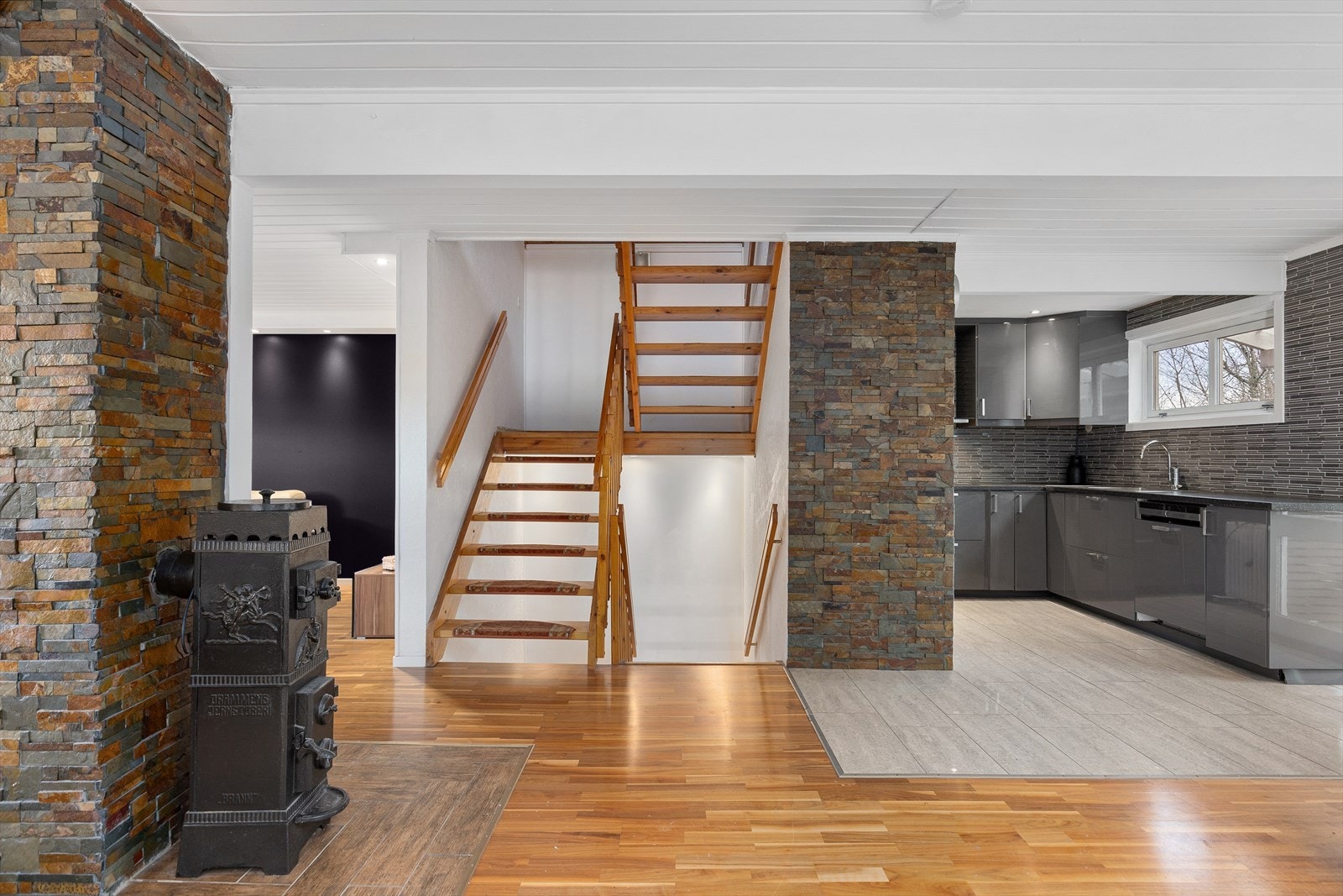 Tilgang til trapp fra stuen Galleribilde