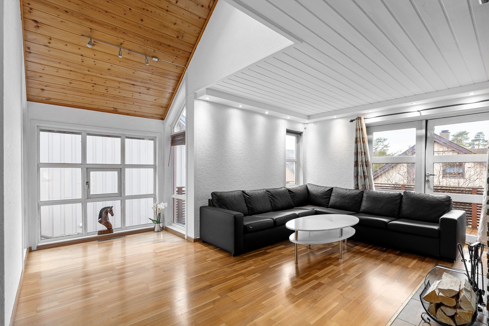 Boligen har en stor stue med god takhøyde og store vindusflater Galleribilde