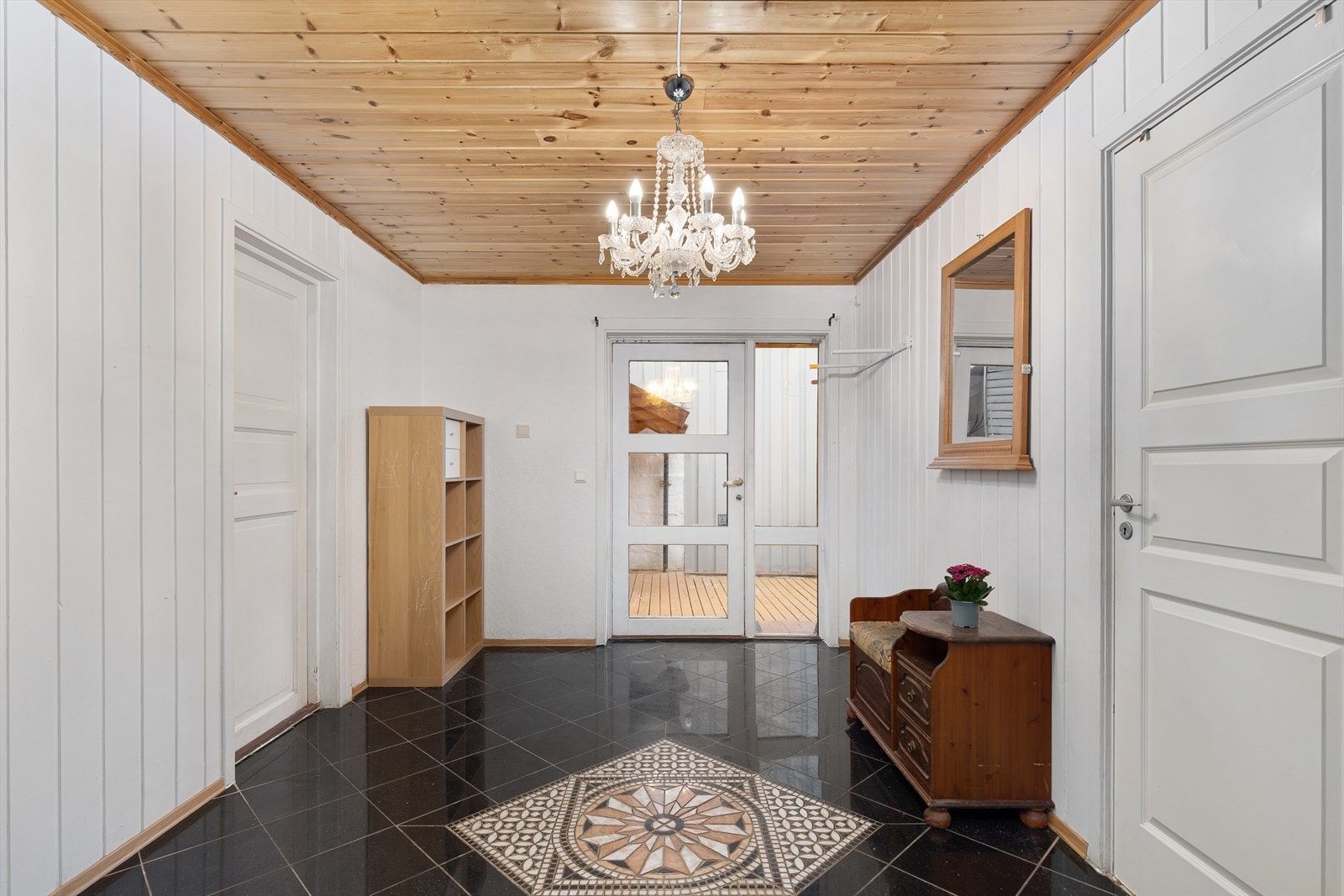 I underetasjen er det adkomst til boligen via en stor hall. Galleribilde