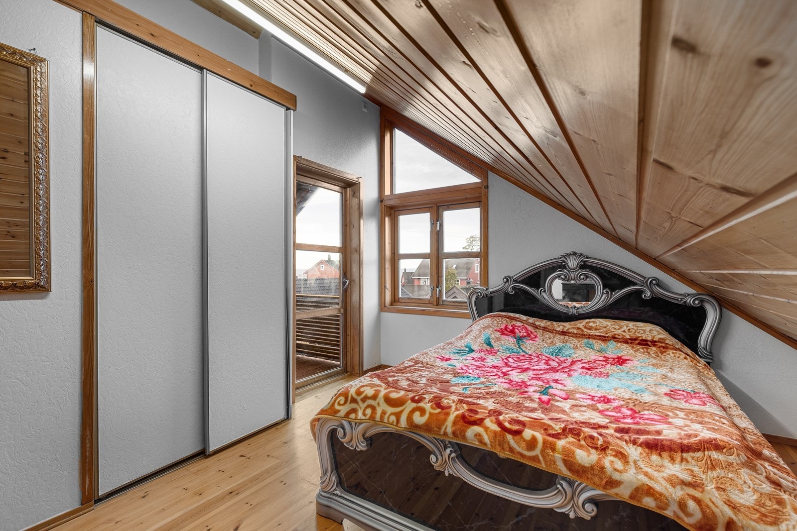 Soverom I har god størrelse med plass til dobbeltseng. Det skyvedørsgarderobe montert. Fra dette rommet er det utgang til egen balkong. Galleribilde