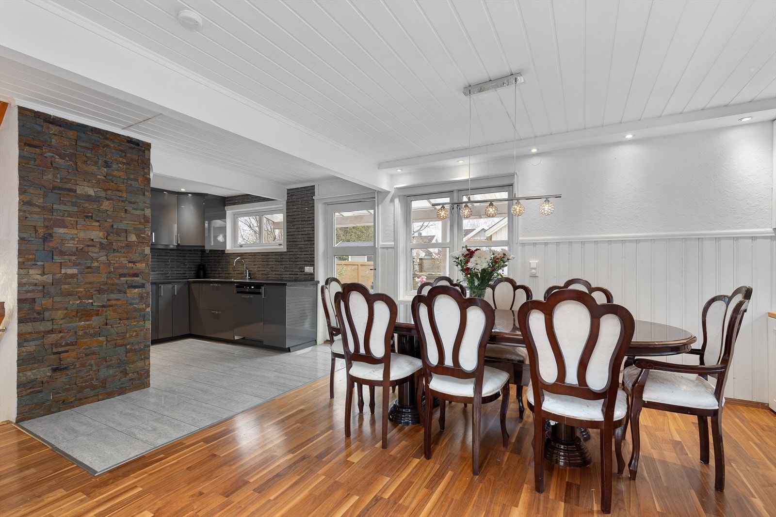 Spisestuen ligger fint til ved kjøkkenet Galleribilde