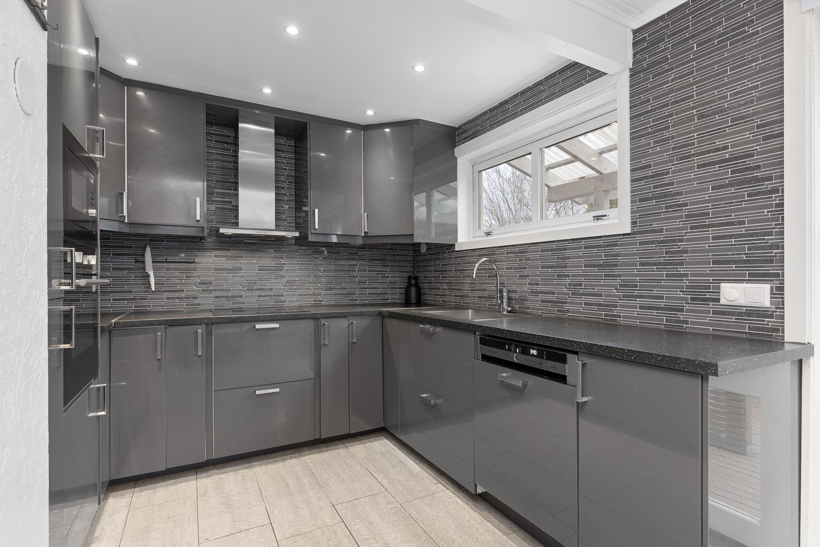 Flott IKEA kjøkkeninnredning med glatte høyglansfronter fra 2018 Galleribilde