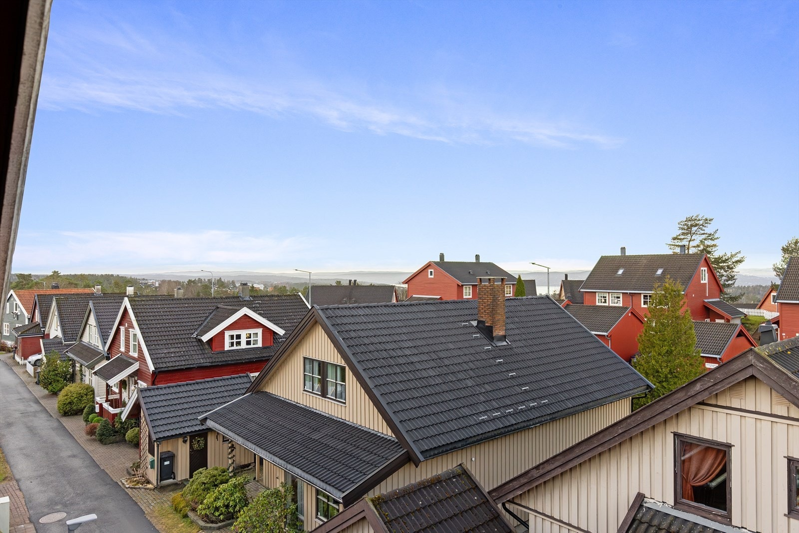 Fra balkongen kan du nyte utsikt mot fjorden Galleribilde