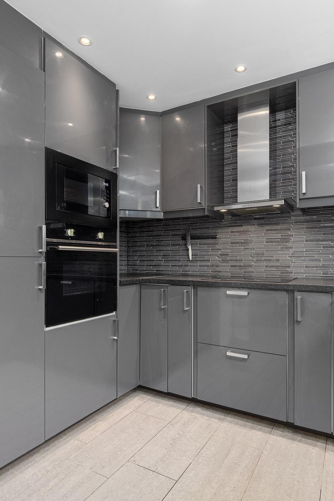 Kjøkkeninnredningen har godt med skapplass og integrerte hvitevarer Galleribilde