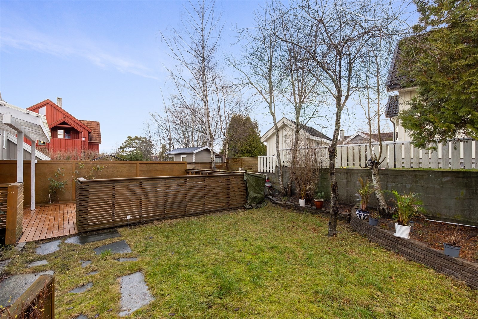 Uteplassen er fint opparbeidet og er perfekt for deg med grønne fingre Galleribilde