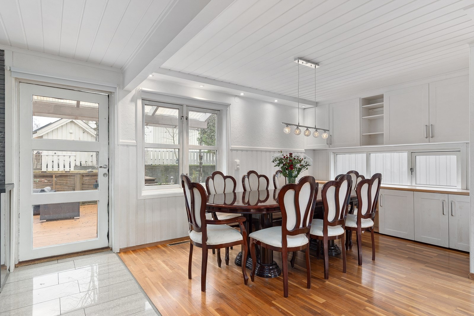 Spisestuen har god størrelse med plass til langbord og stoler Galleribilde