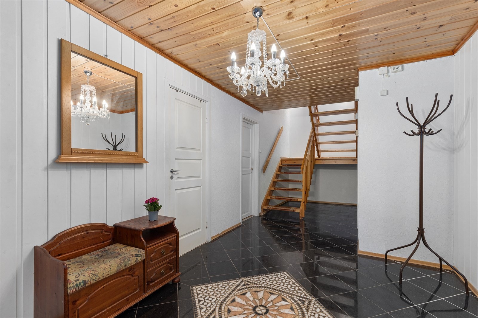 I hallen er det god plass til opplegg til å sette opp garderobeskap m.m. Galleribilde