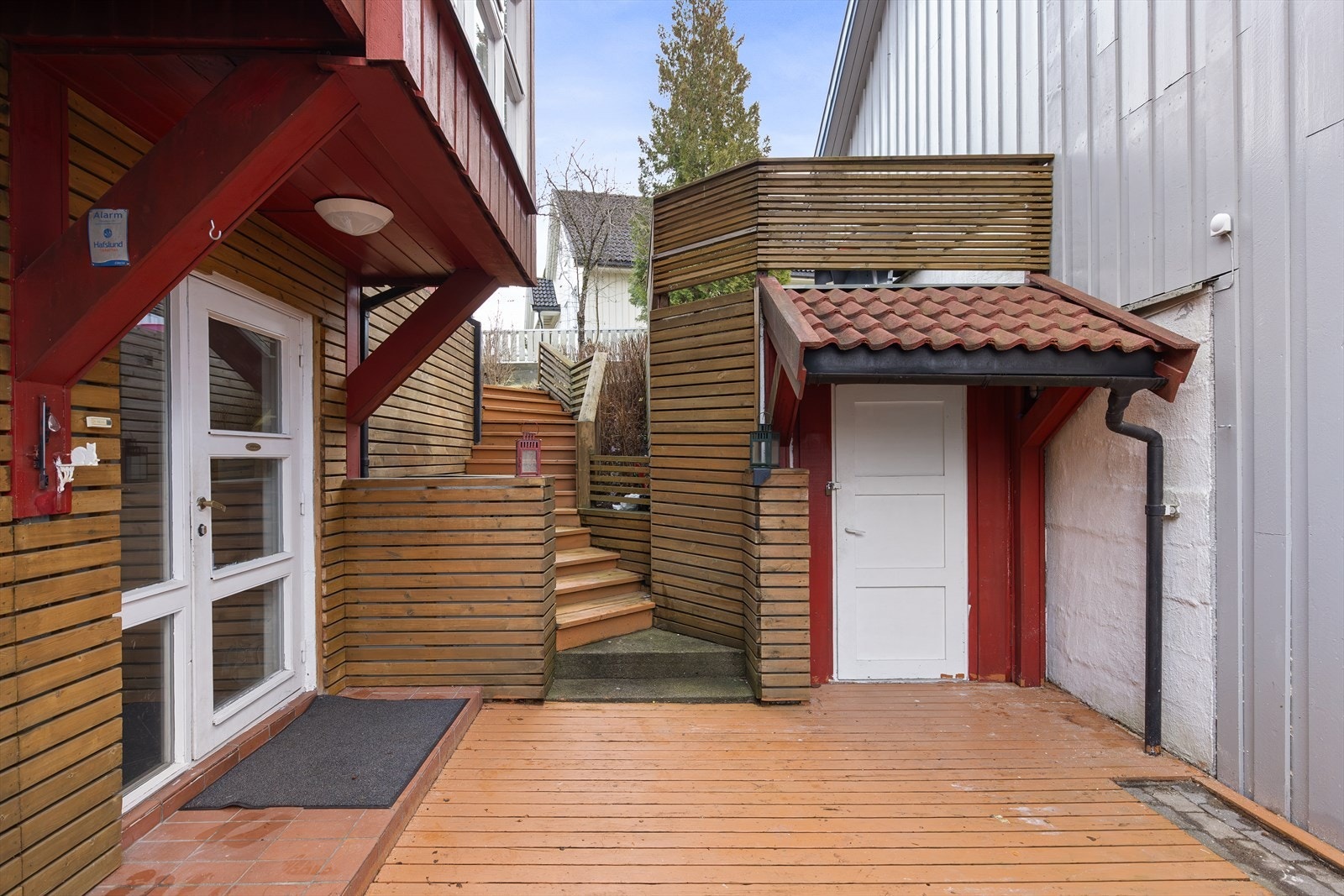 Boligens inngangsparti med bl.a. tilgang til utvendig bod for lagring. Galleribilde