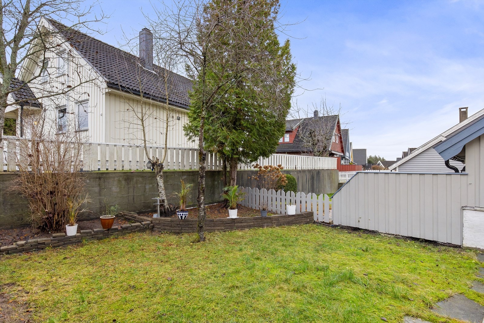 Huset har flott uteområde med fin opparbeidet gressplen Galleribilde