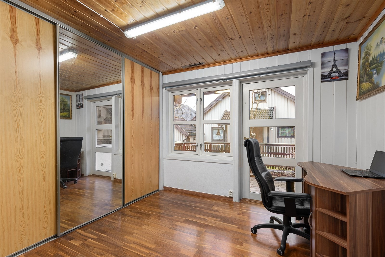 Soverom 4 ligger i underetasjen. Dette fungerer idag som et kontor, men det god plass til seng m.m. Det er satt opp en praktisk skyvedørsgarderobe. Galleribilde