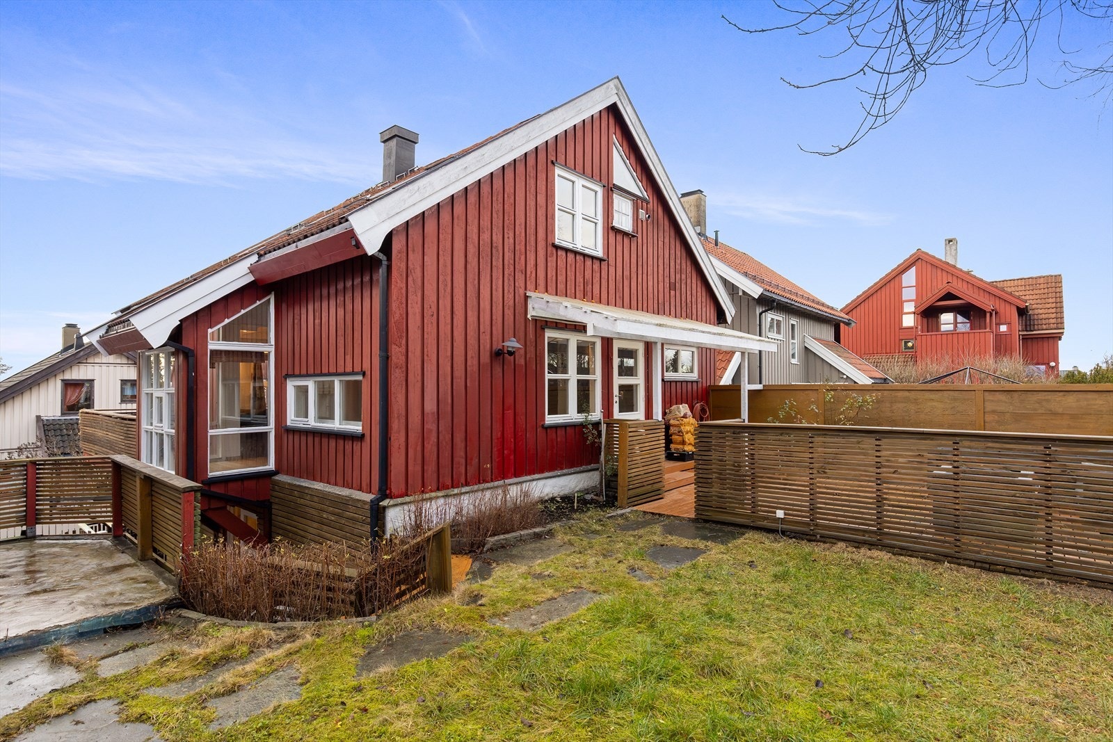 Boligen har en hyggelig hage med flott opparbeidet terrasse. Galleribilde