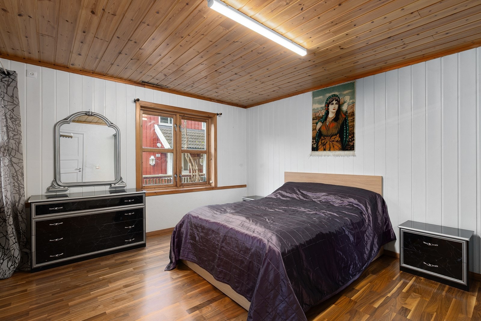 Soverom 5 fungerer idag som hovedsoverom og har god plass til dobbeltseng, nattbord m.m. Galleribilde