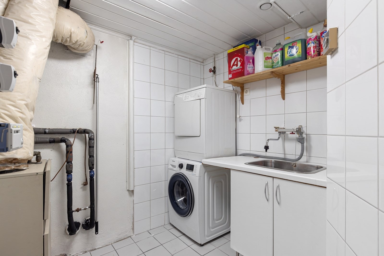 Boligen har et praktisk vaskerom/teknisk rom med opplegg for vaskemaskin, servant med underskap, hyller m.m. Galleribilde