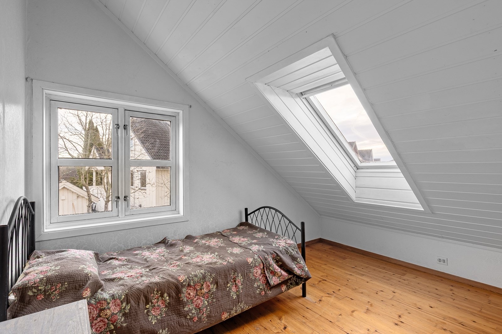 Soverom III har plass til seng, skap m.m. Det er god belysning fra 2 himmelretninger. Galleribilde