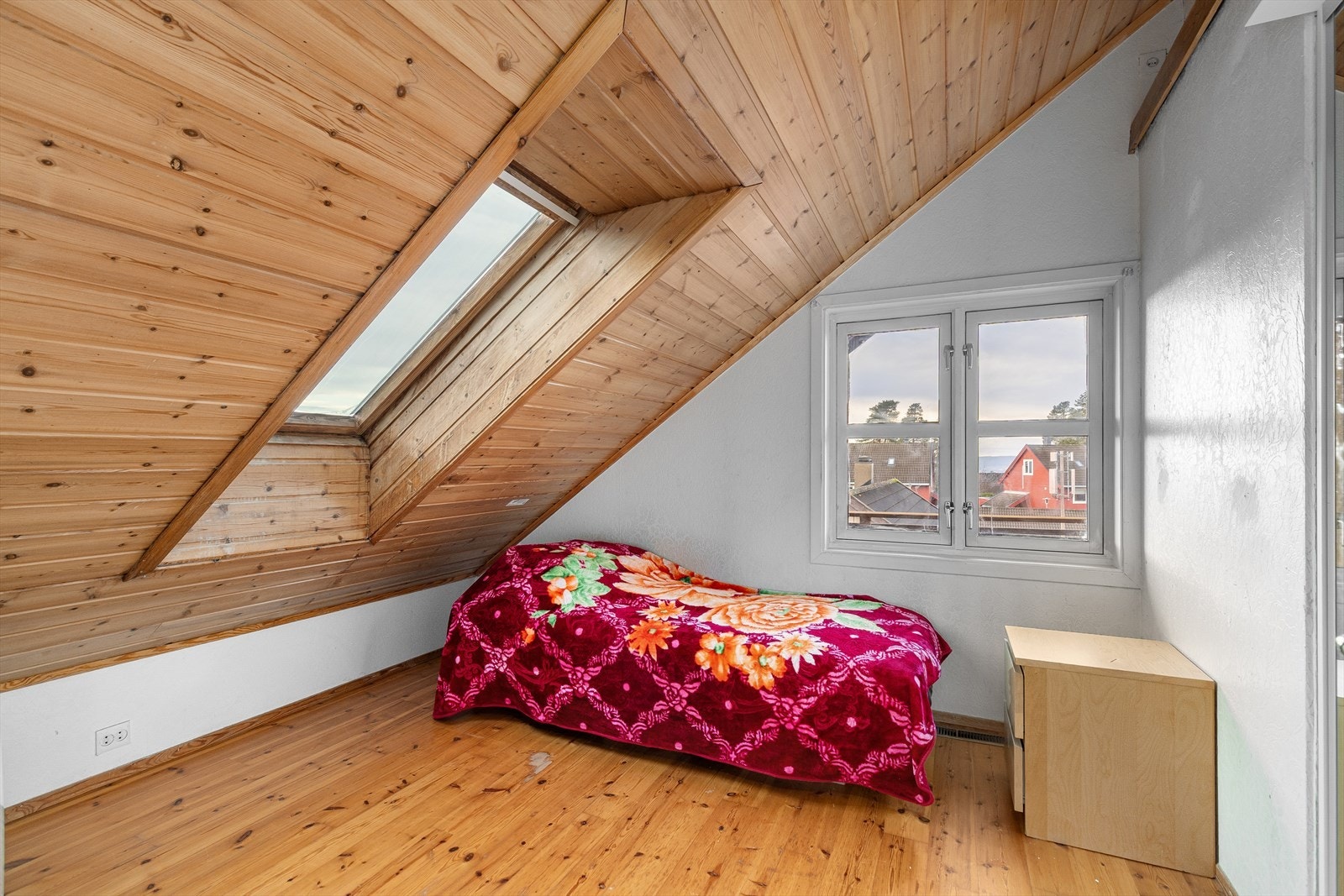 Soverom II er også av god størrelse med plass til seng, skap m.m. Galleribilde