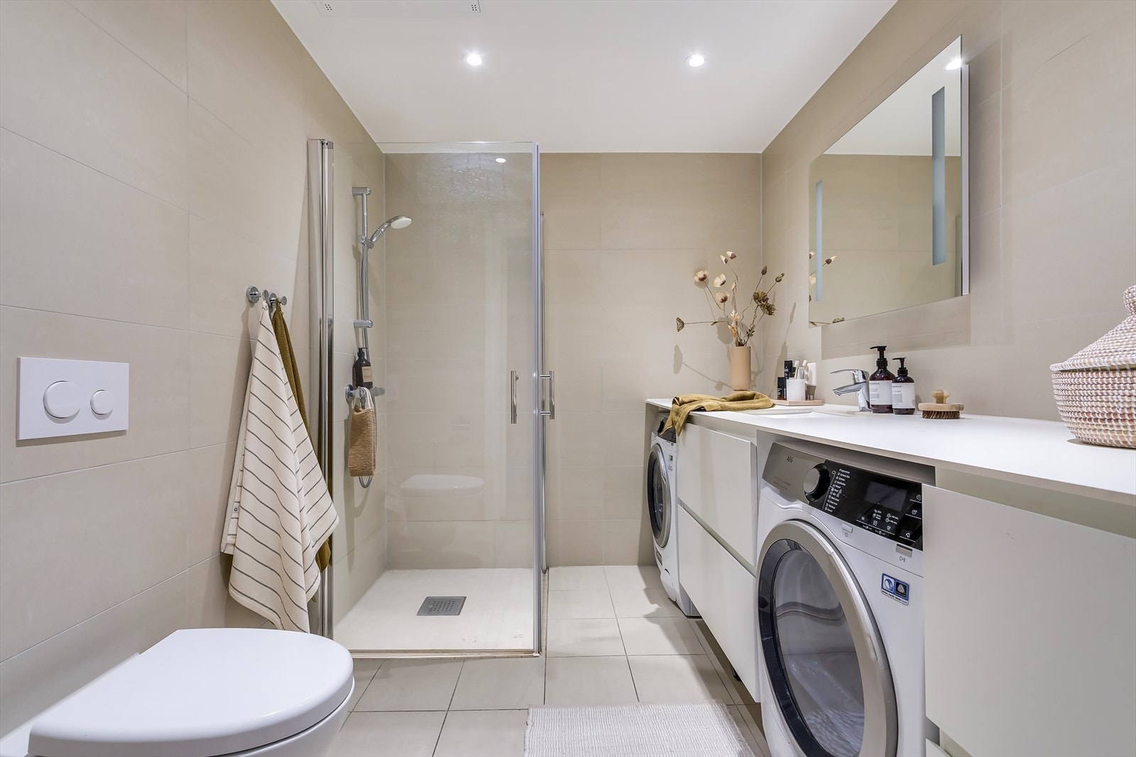 Moderne flislagt bad med varmekabler i gulv. Galleribilde