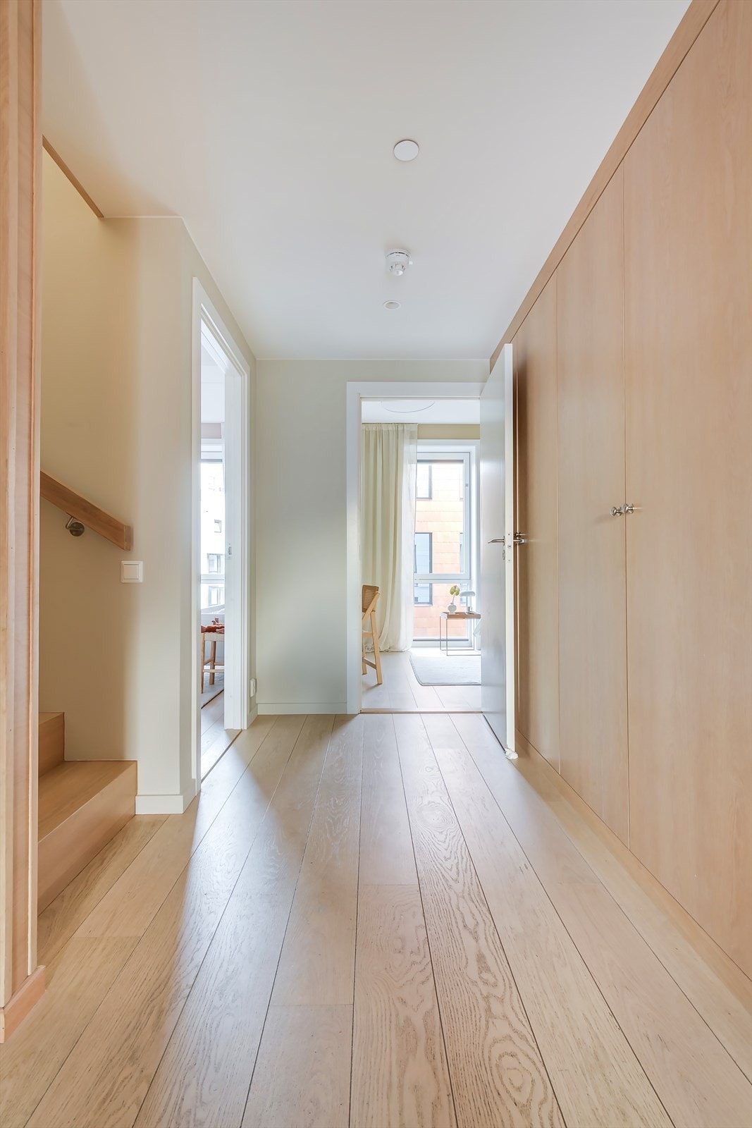 Lys og innbydende gang med plassbygd garderobeskap. Galleribilde