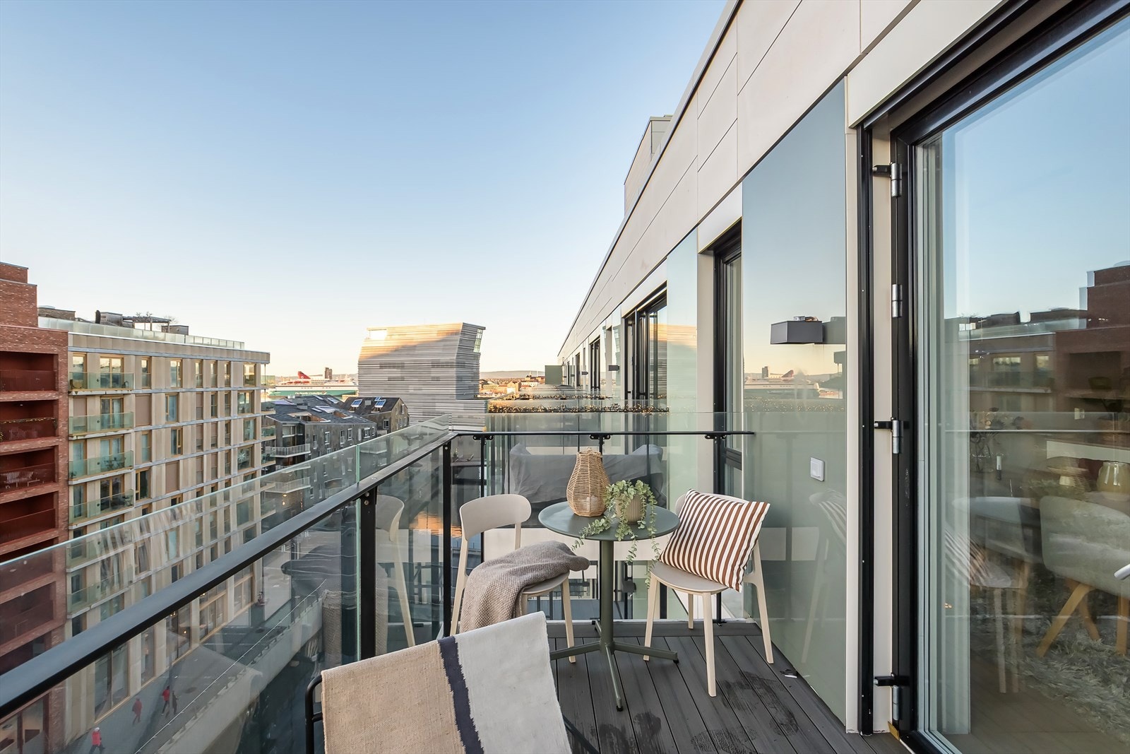 Fra stuen er det utgang til en herlig balkong på 7 kvm med flott utsikt mot Munchmuseet. Galleribilde