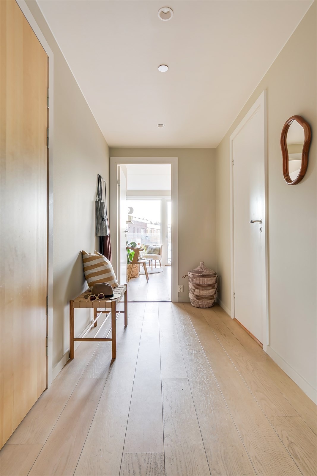 Gangen er malt i en lys og lun farge og har plass til å henge fra seg ytterklær og sko. Galleribilde