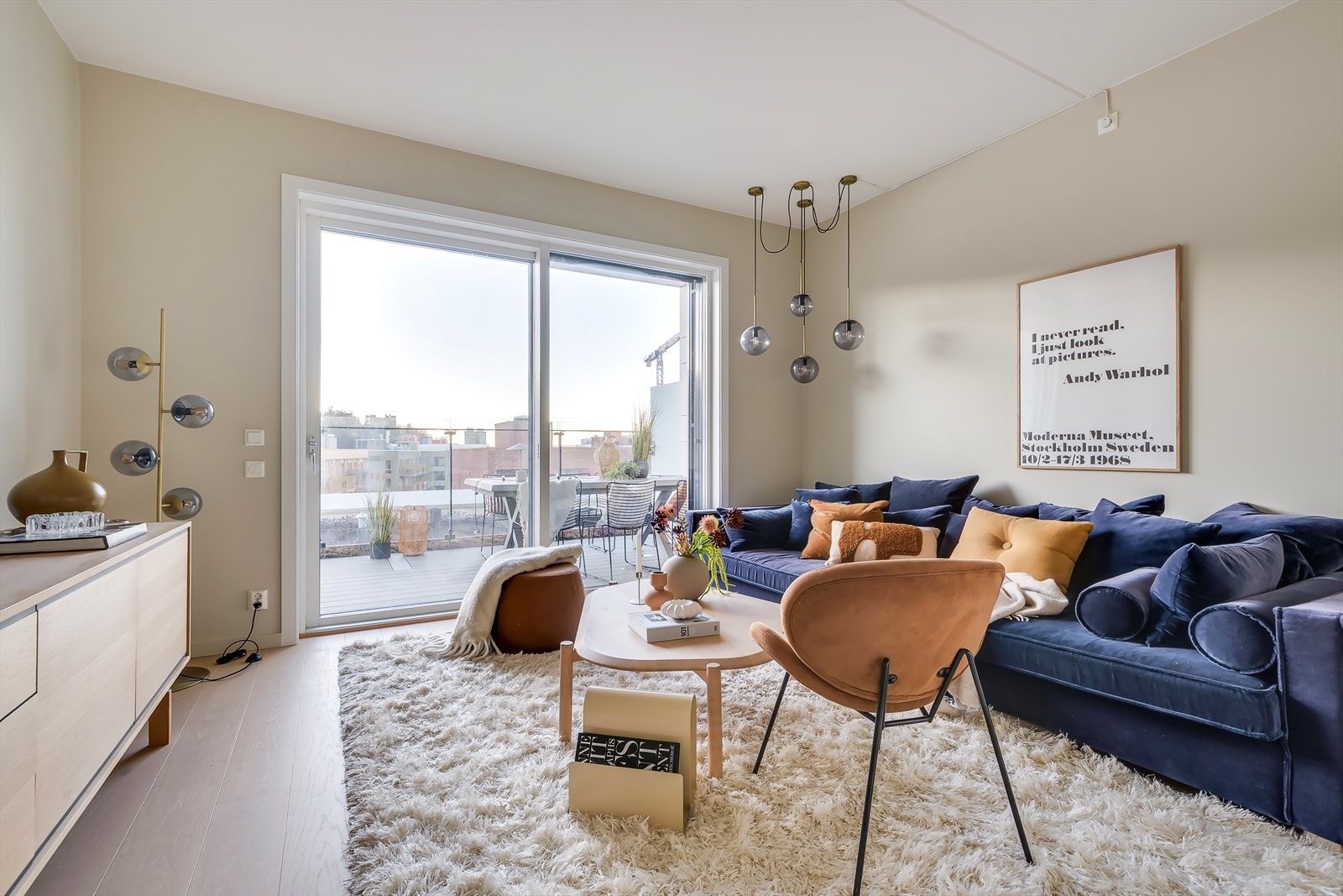 En lys og romslig tv-stue med utgang til takterrassen. Galleribilde