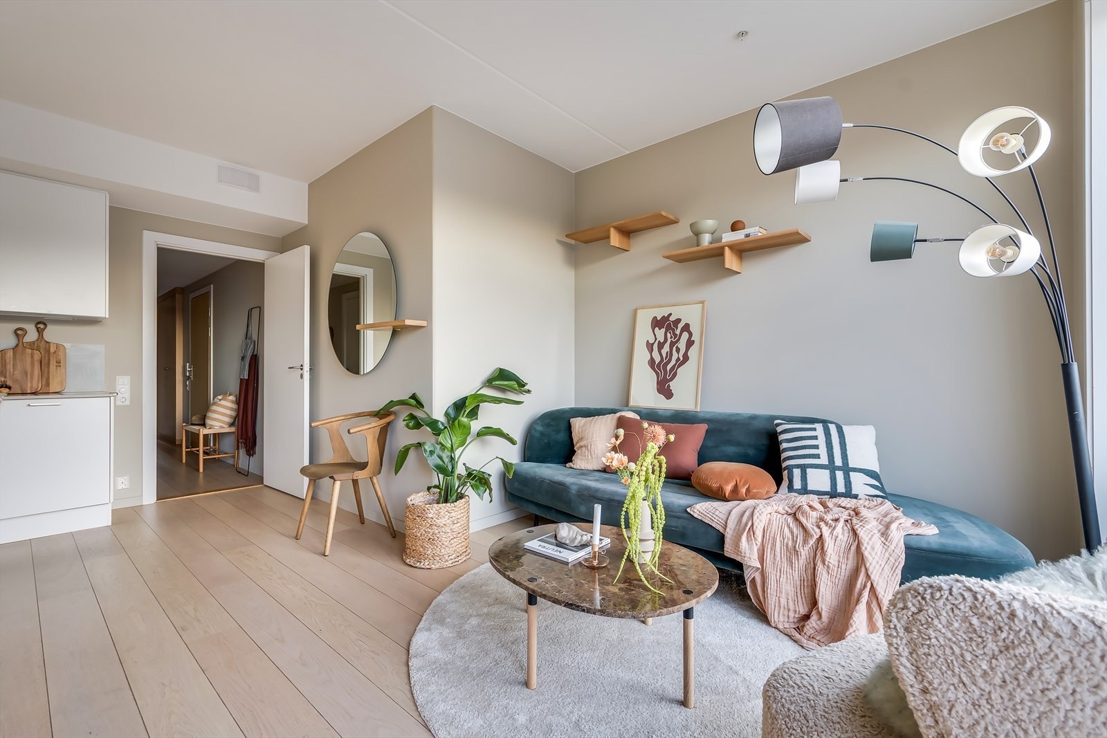 Rommet har plass til sofagruppe, spisebord og øvrig møblement. Galleribilde