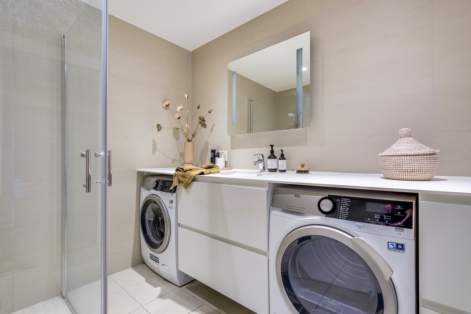 Badet er av god størrelse og består av servant, dusjnisje og opplegg for vaskemaskin. Galleribilde