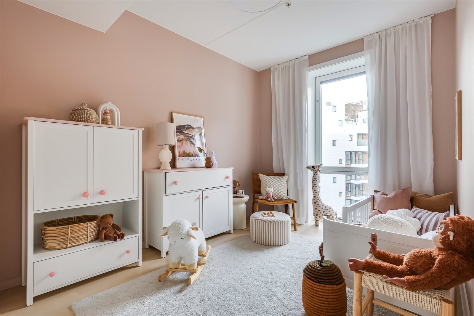 Boligens andre soverom er innredet som barnerom. Galleribilde