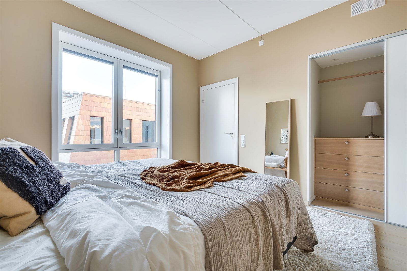 Her har du en romslig garderobe innredet med skuffer og mulighet for oppheng av klær. Galleribilde