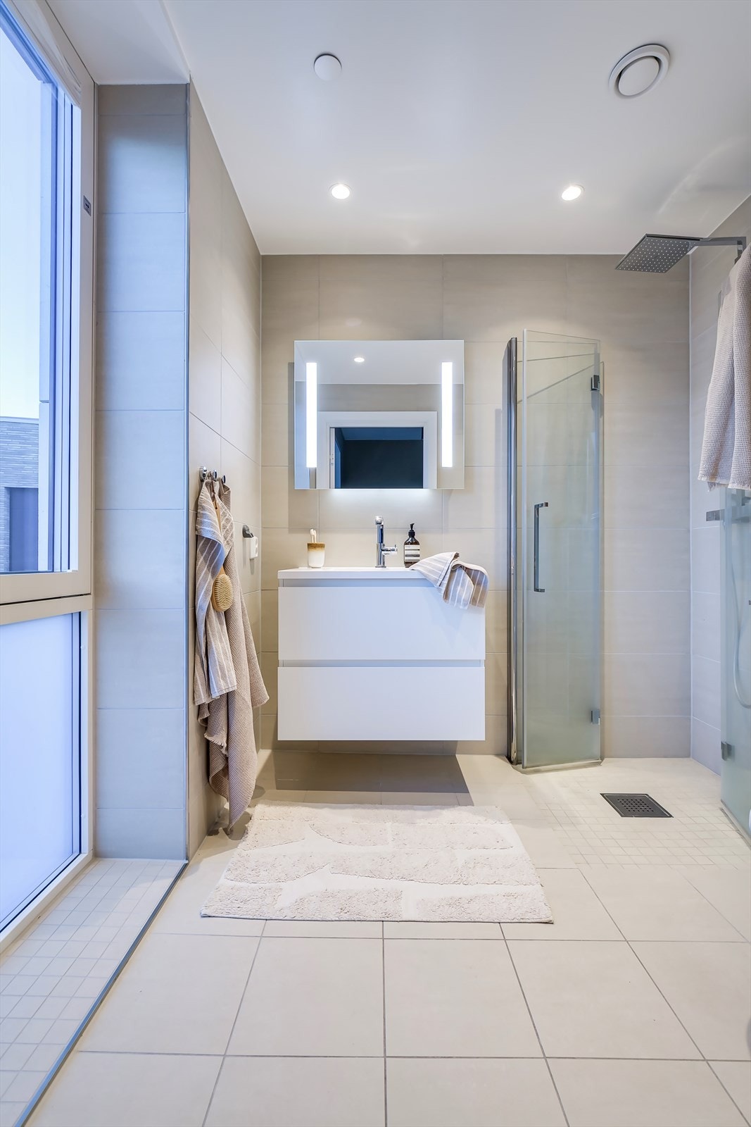 Downlights i tak og avtrekk via balansert ventilasjonsanlegg. Galleribilde