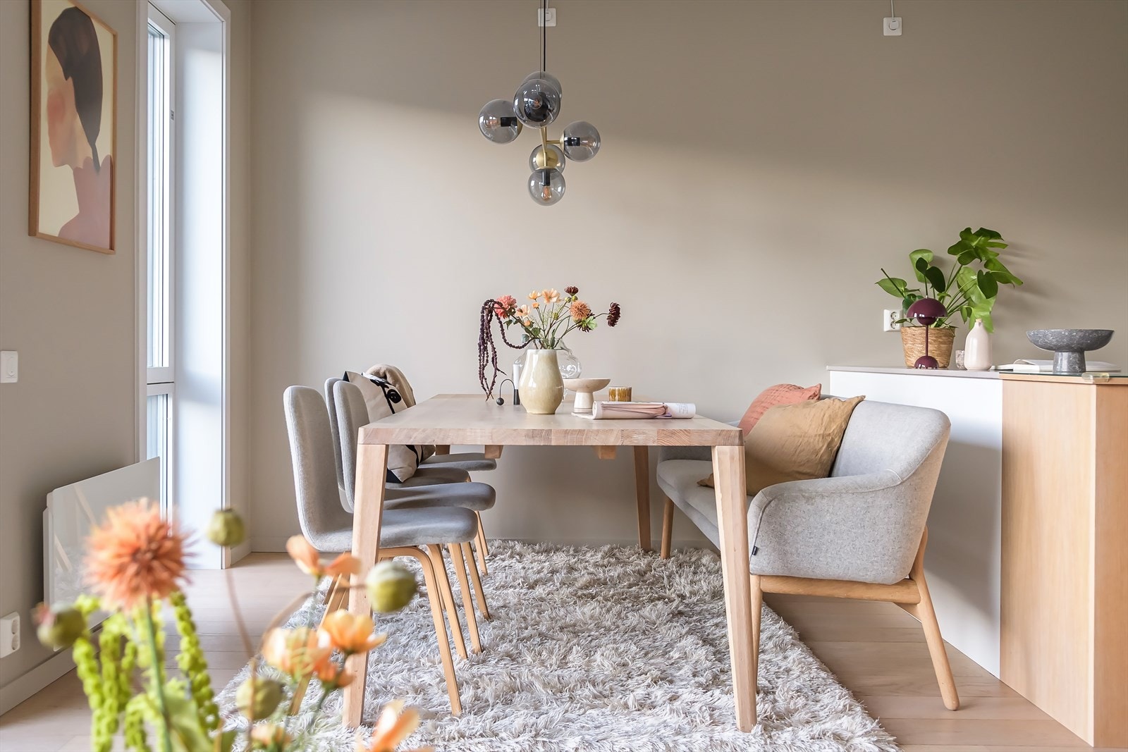 Boligens første etasje byr på en sosial sone ved kjøkken med plass til et stort spisebord og lounge. Galleribilde